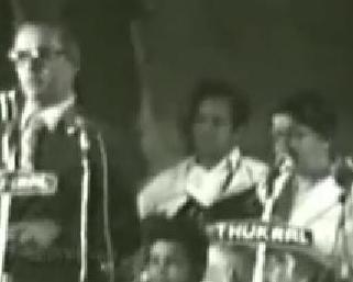 Mukesh with lata singing in a concert