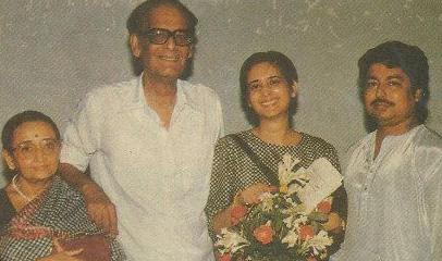 Hemant Kumar with his wife and others