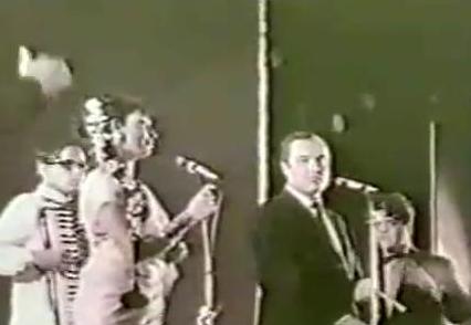 Mukesh singing with Sharda in the concert