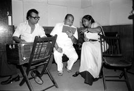 Mohd Rafi rehearsals a song with Asha Bhosale & RD Burman in the recording studio