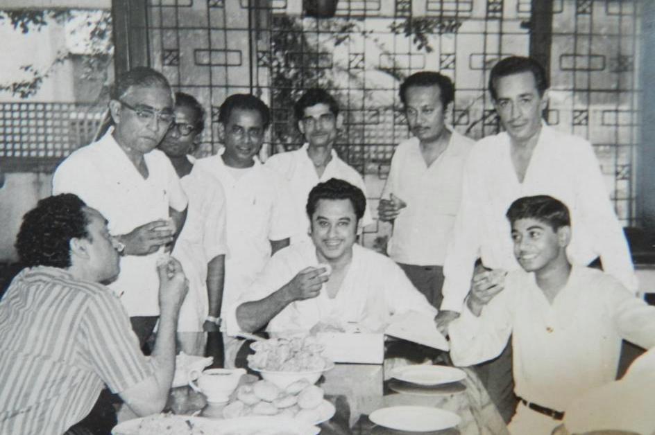 Kishoreda with son Amitkumar, Anup Kumar, Iftekar & others in the party