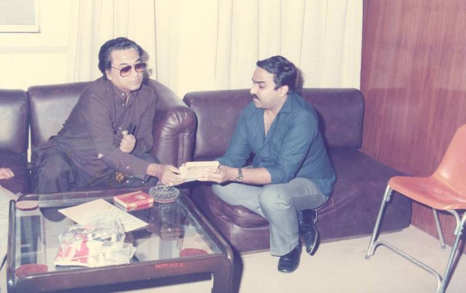 Kishoreda discussing with Sanjeev Kohli (Madanmohan's son)