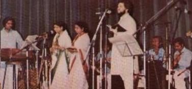 Lata, Usha Mangeshkar & Nitin Mukesh singing in a concert