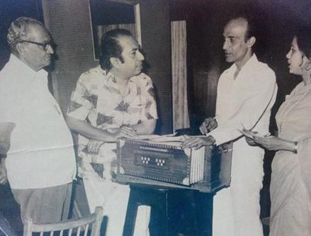 Mahendra Kapoor with others in the recording studio