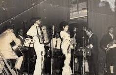 Sharda singing in a concert with Shankar Jaikishan