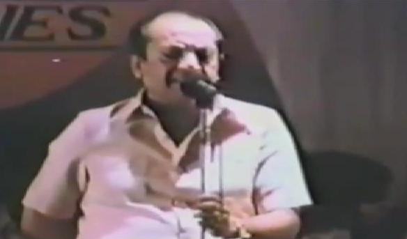 Mahendra Kapoor singing in a concert