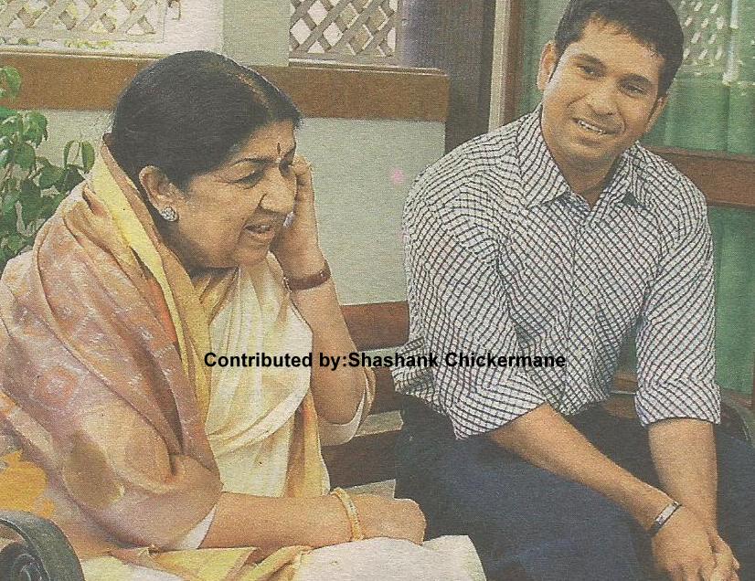 Lata Mangeshkar discussing with Sachin Tendulkar