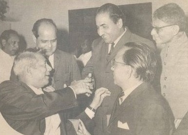 Mohdrafi sharing happy moments with Mehboob Khan, Roshan and others in a function