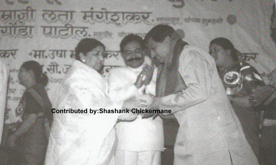 Lata gives award to Sudhir Dalvi in a function