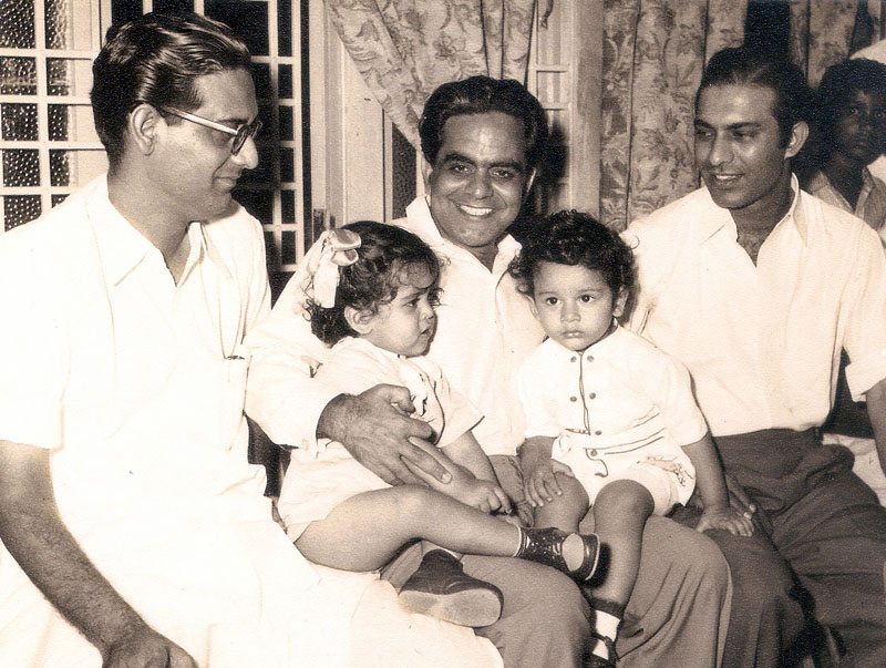 Hemantda with Talat Mohd, Manmohan Krishna & childrens