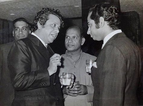 Jaikishan discussing with others in the party