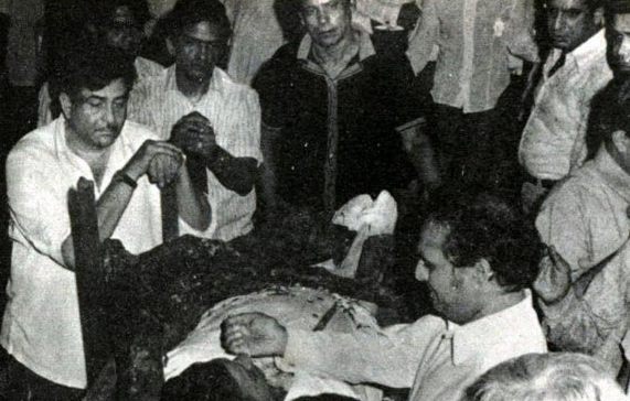 Shankar paying last rites of Jaikishan's body