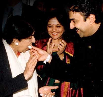 Lata sharing a happy moment with Sanjeev Kohli & others