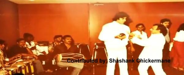Amitabh Bachchan sings in a concert with Anandji & others