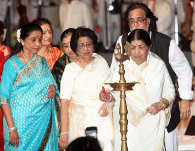 Lata with her brother & sisters inaugurating in a function