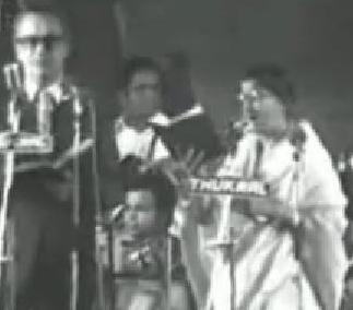 Mukesh singing duet with lata in a concert