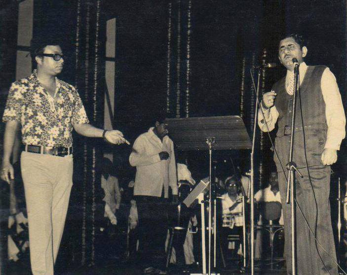 Anand Bakshi singing in a concert with RDBurman