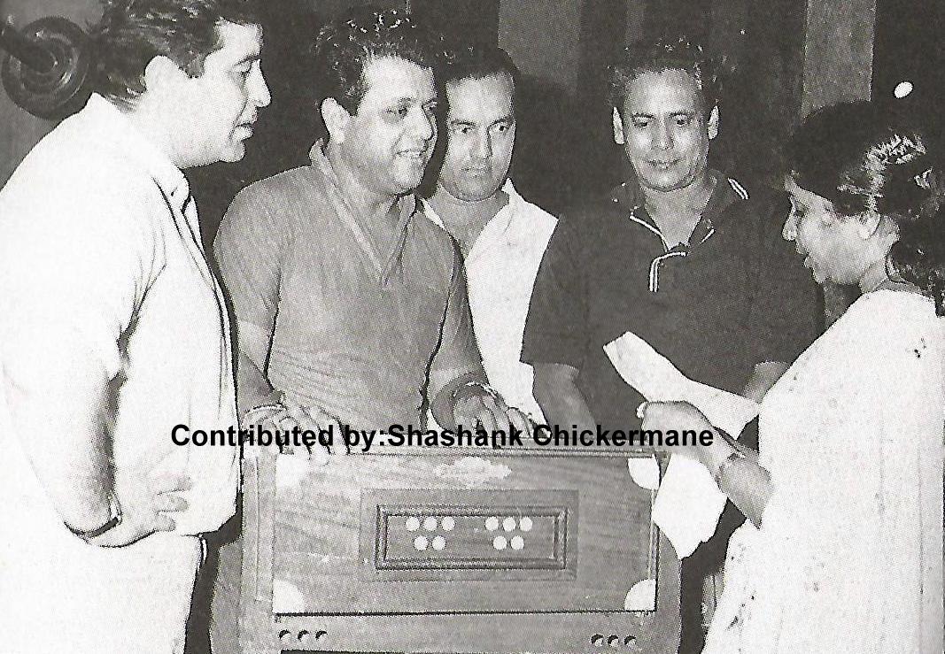Mukesh with Asha Bhosale rehearsal a song with Raj Kapoor, Shankar Jaikishan in the recording studio