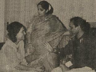 Mukesh discussing with Krishna Kapoor & his wife