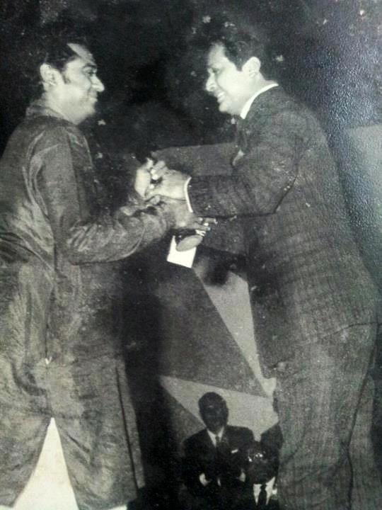 Kishore Kumar receiving award from Biswajit
