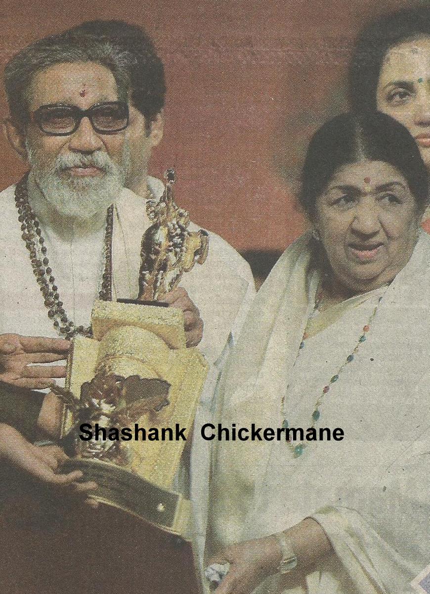 Lata received award from Balasaheb Thackrey in the function