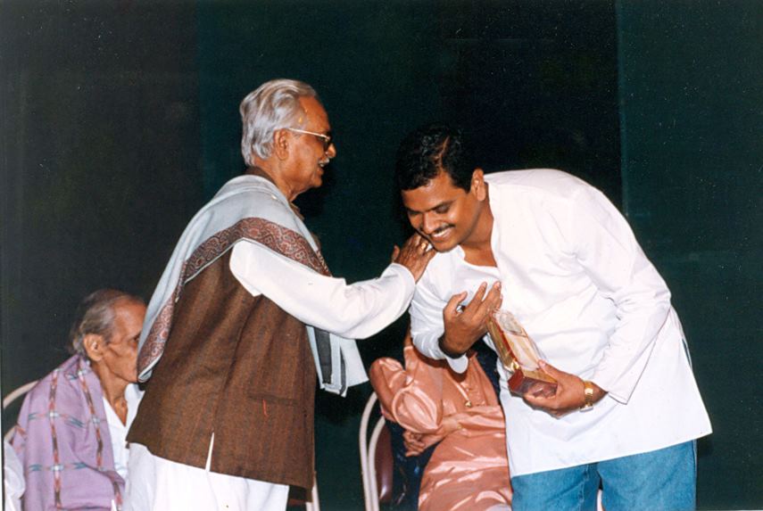 Anil Biswas gives award to Vishwas Nerulkar
