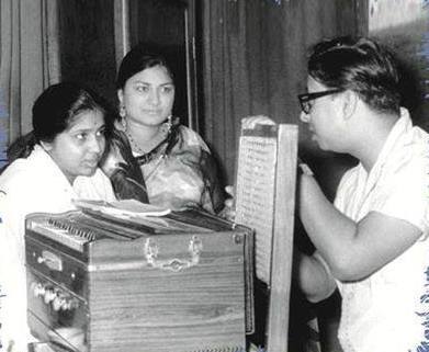 RD Burman discussing with Asha & others