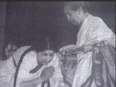 Lata Mangeshkar taking blessings with Gangubai Hangal in the function