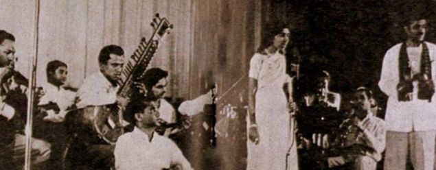 Lata Mangeshkar alongwith C Ramchandra singing in a concert