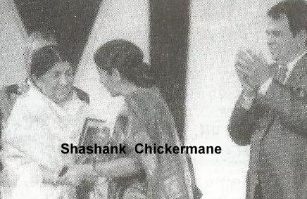 Lata received award from Sushma Swaraj with Dilip Kumar