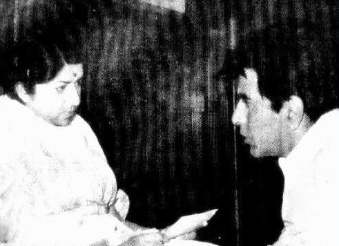 Lata discussing with Dilip Kumar
