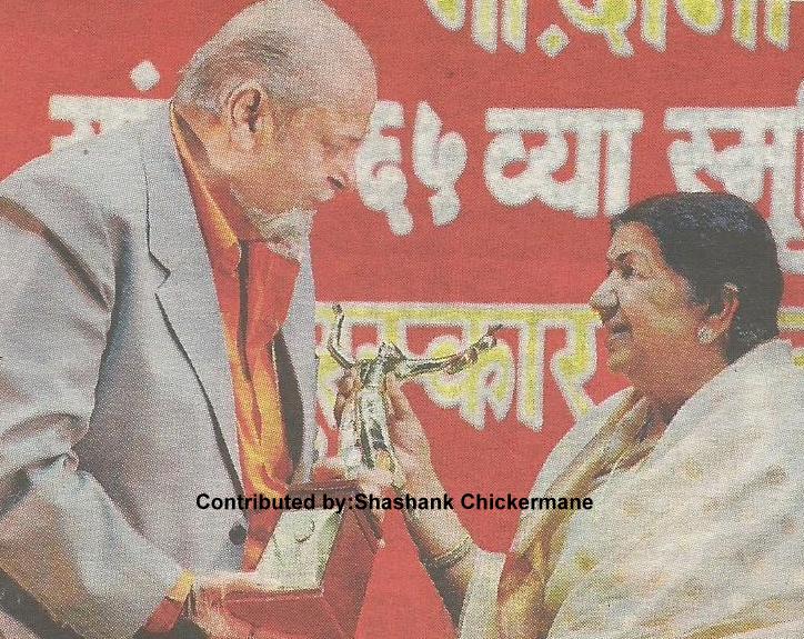 Lata received award from Shammi Kapoor