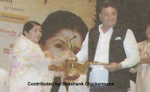 Rishi Kapoor received award from Lata Mangeshkar