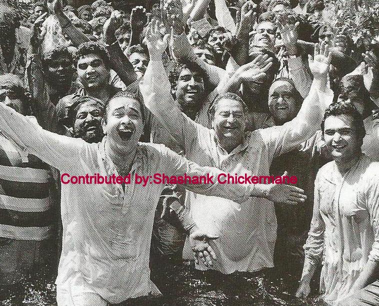 Raj Kapoor with Rishi, Randir Kapoor & others enjoying the dance in the Holi celebration in their house