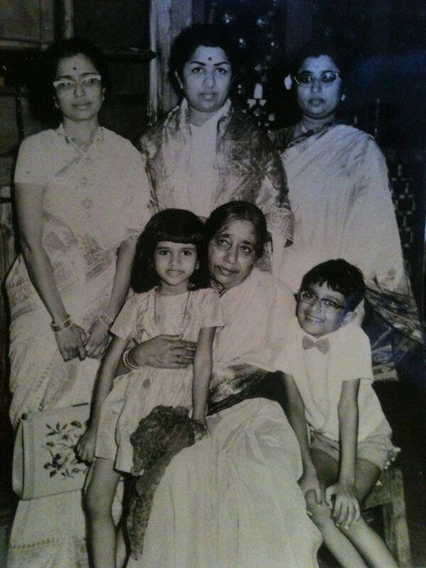 Lata with her brother, sisters and mother