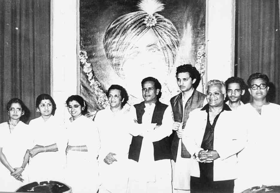 Lata with Usha, Meena, Hriydanath, Pt Bhimsen Joshi, Pt Jasraj, Vasant Desai, Pt Ravi Shankar & others in a function