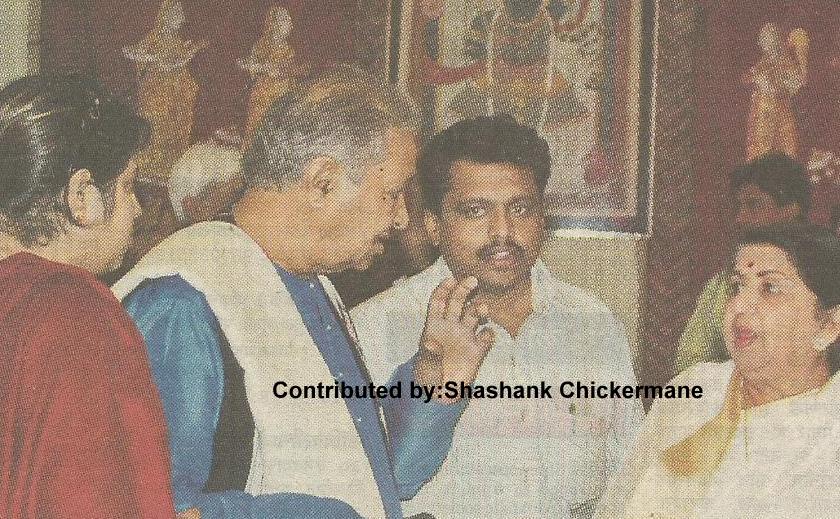 Lata discussing with Hariprasad Chaurasia & others in a function