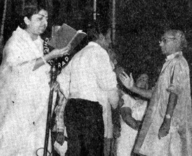 Lata singing in a concert with Jaidev