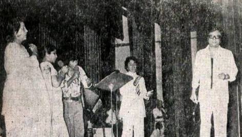 Asha Bhosale with Neetu Singh, Rishi Kapoor & RD Burman singing in a concert