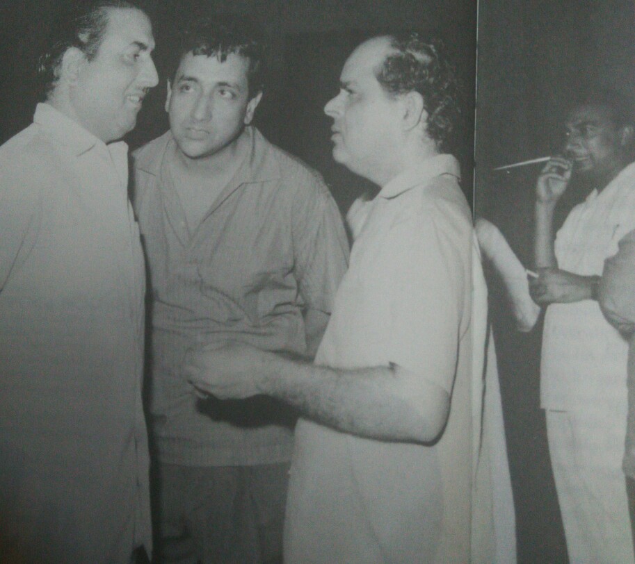 Mohd Rafi discussing with Roshan, Bharat Bhushan & Sahir
