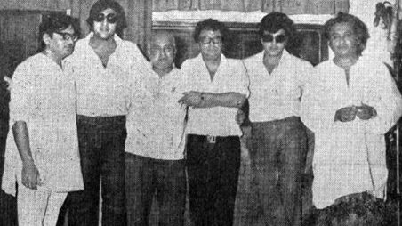 Kishoreda with RD Burman, Vinod Khanna, Gulzar, Jeetendra & others in the recording studio