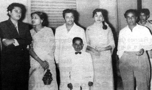 Kishorekumar with his wife Ruma Devi, Madan Mohan & others
