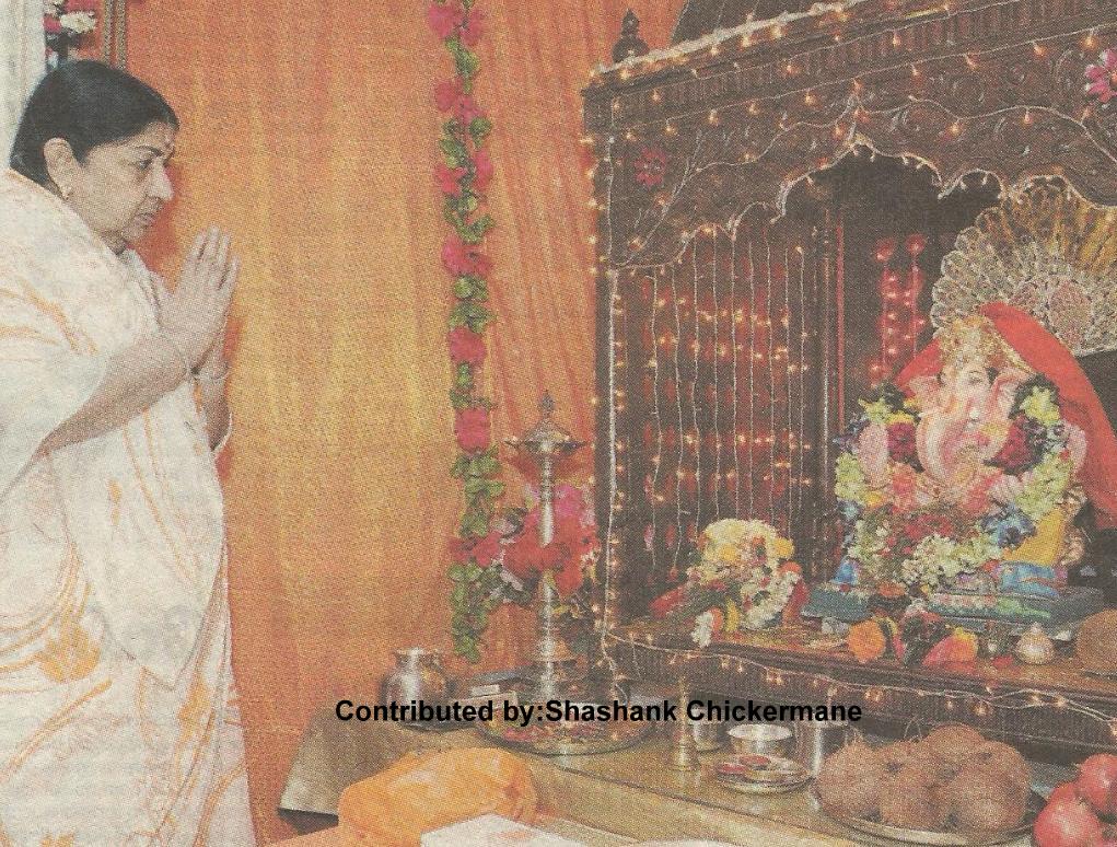 Lata Mangeshkar praying Lord Ganesha in her house