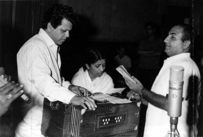 Mohdrafi with Lata rehearsalling a song with Jaikishan