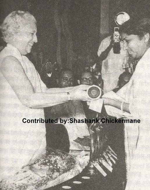 Lata received award from Vijayalaxmi Pandit