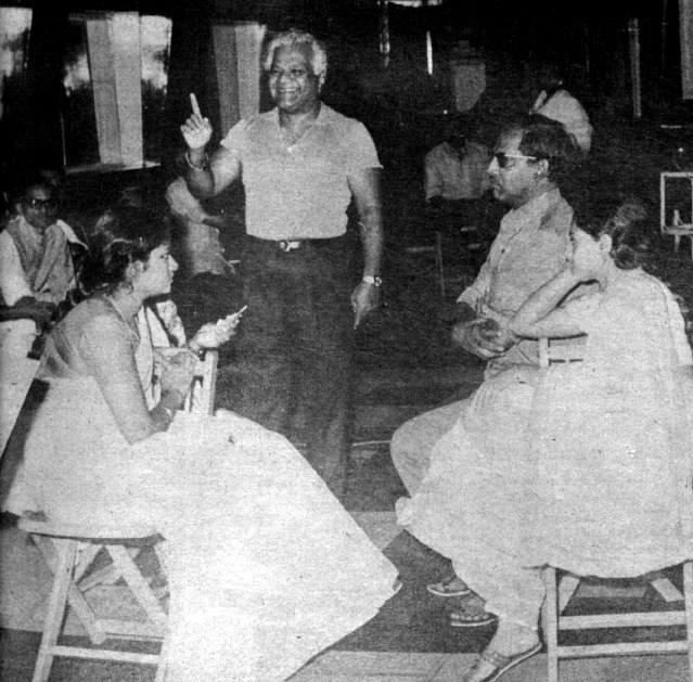 Vasant Desai with Hrishikesh Mukherjee, Vani Jairam & others in the recording studio