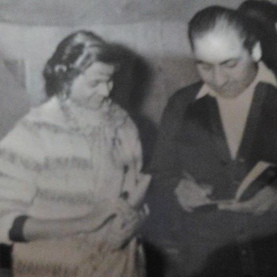 Mohdrafi signing autograph to a fan