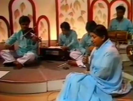 Lata Mangeshkar in a concert
