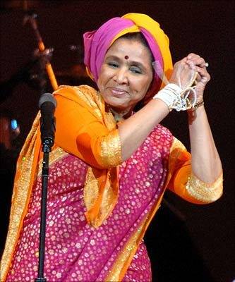 Asha Bhosale dancing in the stage show