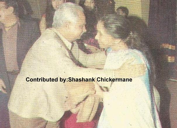 Ramesh Sippy was felicitated in the hands of Asha Bhosale